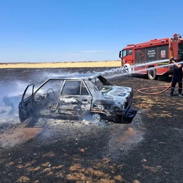 Şanlıurfa’nın Siverek ilçesinde tarlada park halinde olan otomobil yanarak kullanılamaz