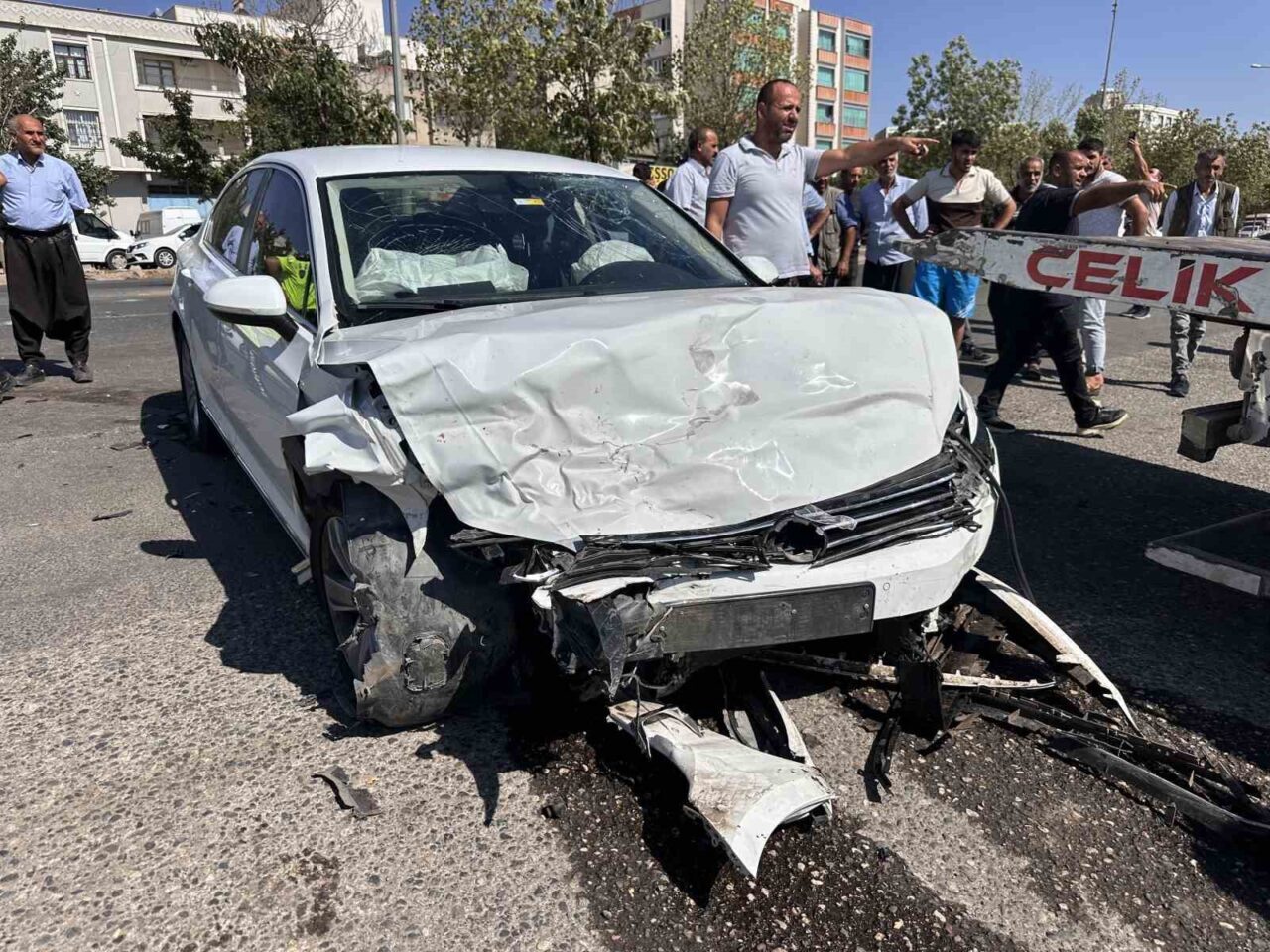 Şanlıurfa’nın Siverek ilçesinde iki otomobilin çarpışması sonucu meydana gelen kazada