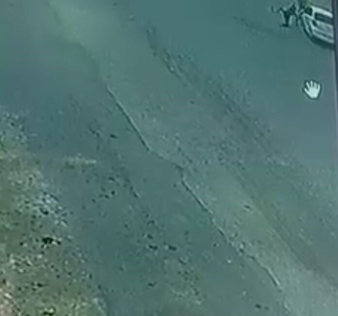 Şanlıurfa’nın Siverek ilçesinde yolun karşısına geçmeye çalışan iki kişiye otomobil