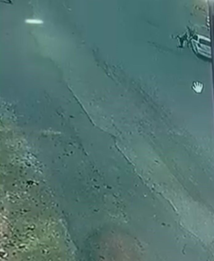 Şanlıurfa’nın Siverek ilçesinde yolun karşısına geçmeye çalışan iki kişiye otomobil