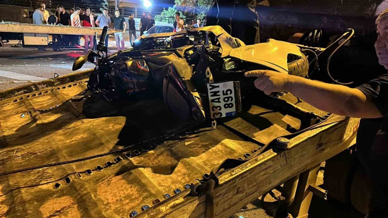 Şanlıurfa’nın Siverek ilçesinde motosiklet ile iki otomobilin karıştığı zincirleme kazada