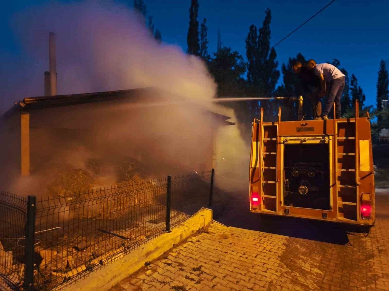 Sivas’ta Sızır Belediyesi’ne ait yufka üretim tesisinde yangın çıktı. Edinilen