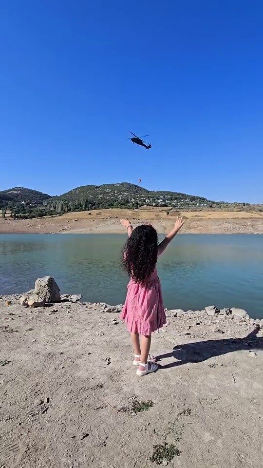 Hatay’da sınır hattında devam eden orman yangınına müdahale için barajdan