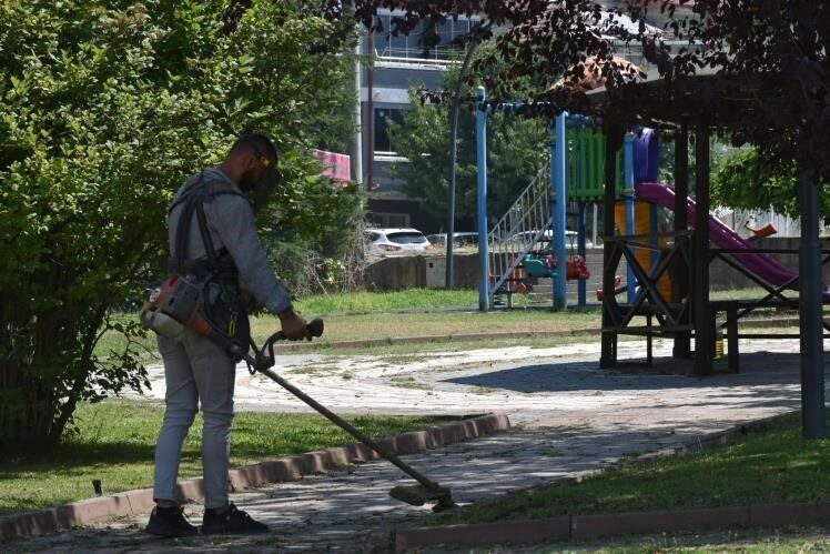 Söğüt Belediyesi Park ve Bahçeler Müdürlüğü ekipleri, ilçe genelinde yürüttükleri