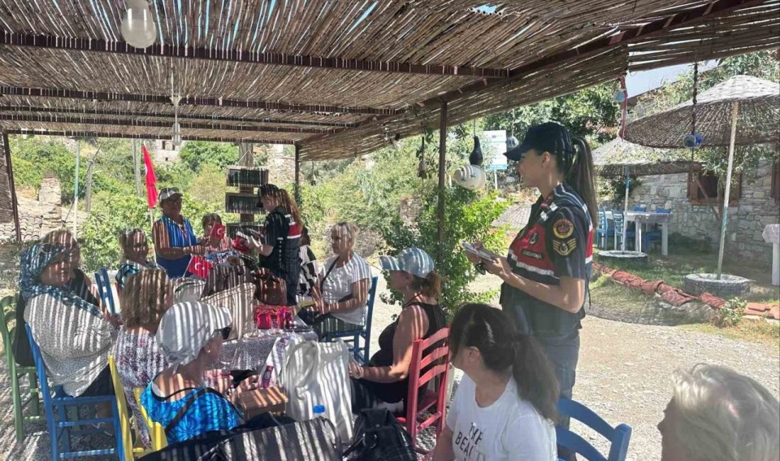 Aydın’ın Söke ilçesinde jandarma ekipleri, tarihi Doğanbey Mahallesi’ne gelen vatandaşları