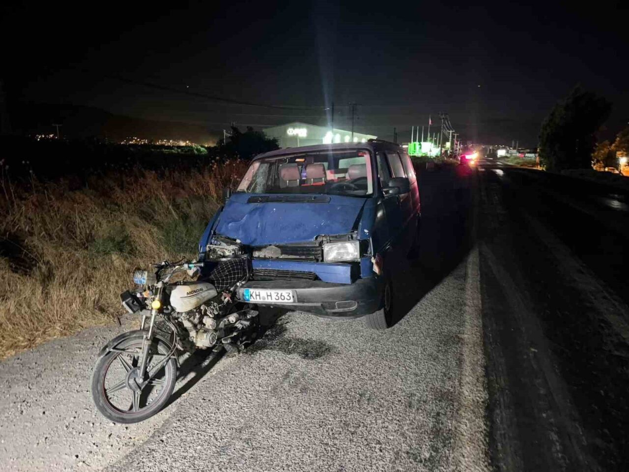 Aydın’ın Söke ilçesinde meydana gelen trafik kazasında minibüsün motosiklete çarpması