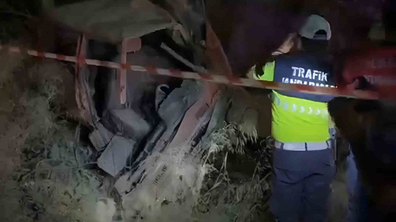 Aydın’ın Söke ilçesinde meydana gelen trafik kazasında, otomobilin şarampole yuvarlanması