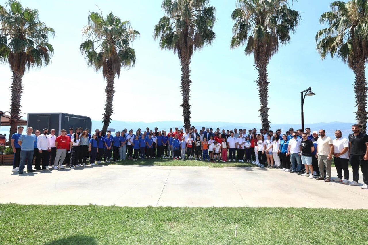 Kocaeli Büyükşehir Belediye Başkanı Tahir Büyükakın, sporculara dil öğreniminden kişisel