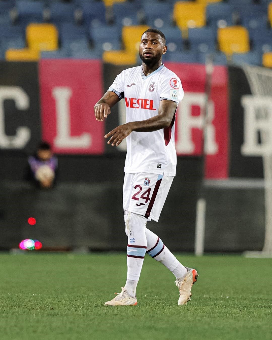 Kayserispor, son olarak Trabzonspor forması giyen Stefano Denswil ile anlaşmaya