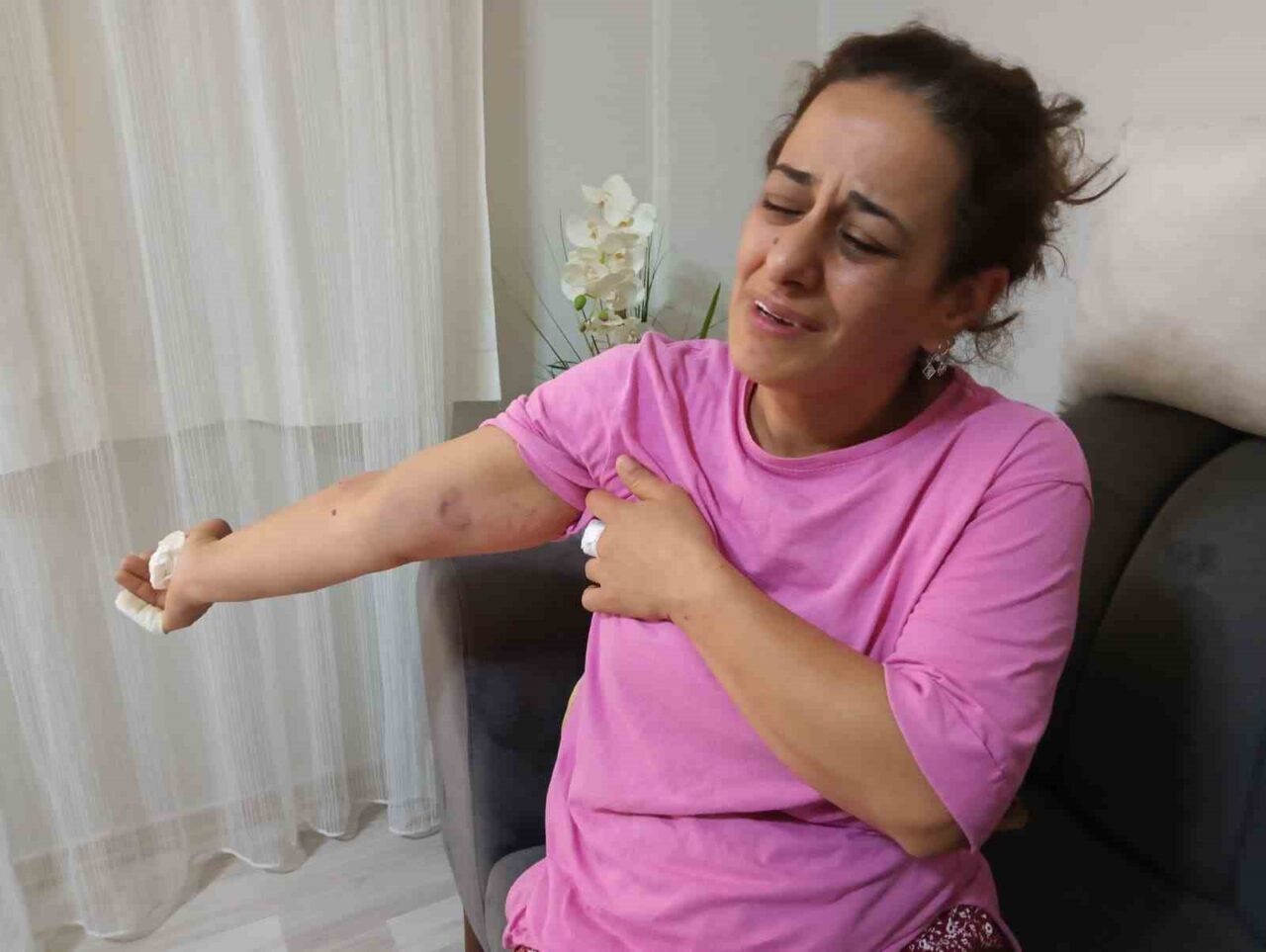 Ankara Keçiören’de su basan evinde kız çocuğuyla birlikte mahsur kalan