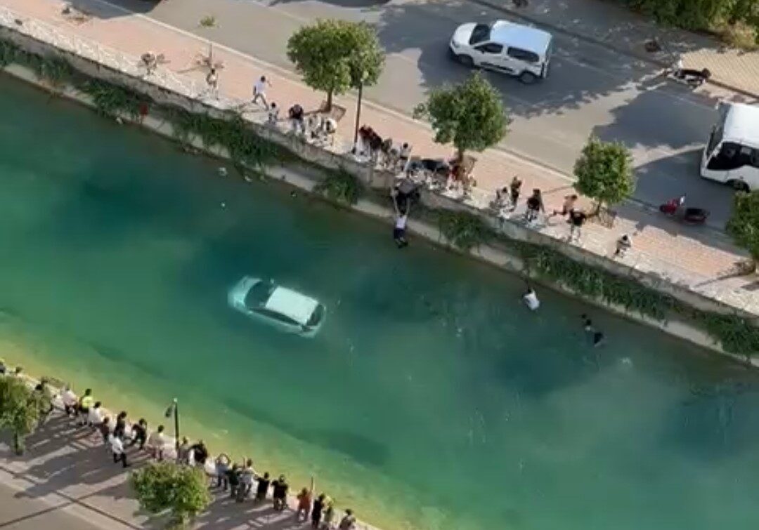 Adana’da sulama kanalına düşen araçtaki sürücü, vatandaşlar tarafından son anda