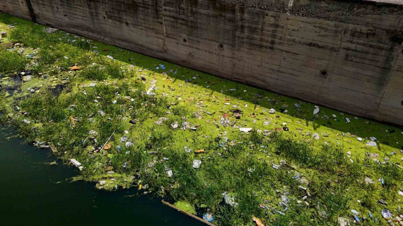 Adana’nın Venedik’i olan sulama kanallarının bazı bölümleri çöplükten adeta Hindistan’daki