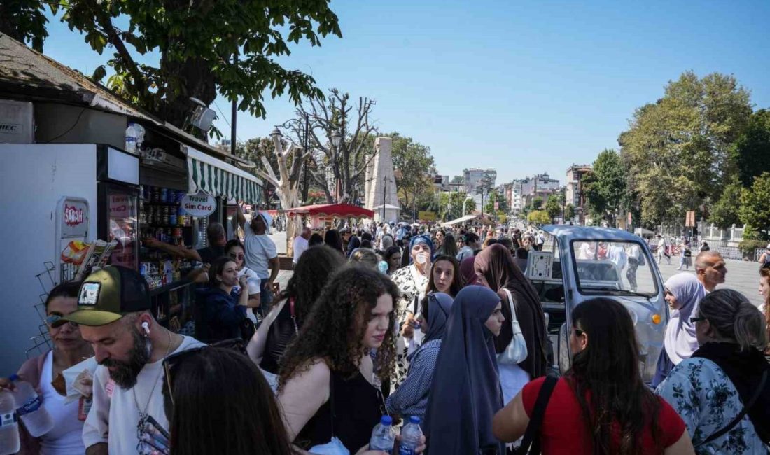 İstanbul’da etkisini artıran sıcak havalar, turistik bölgelerde su satışlarını artırdı.