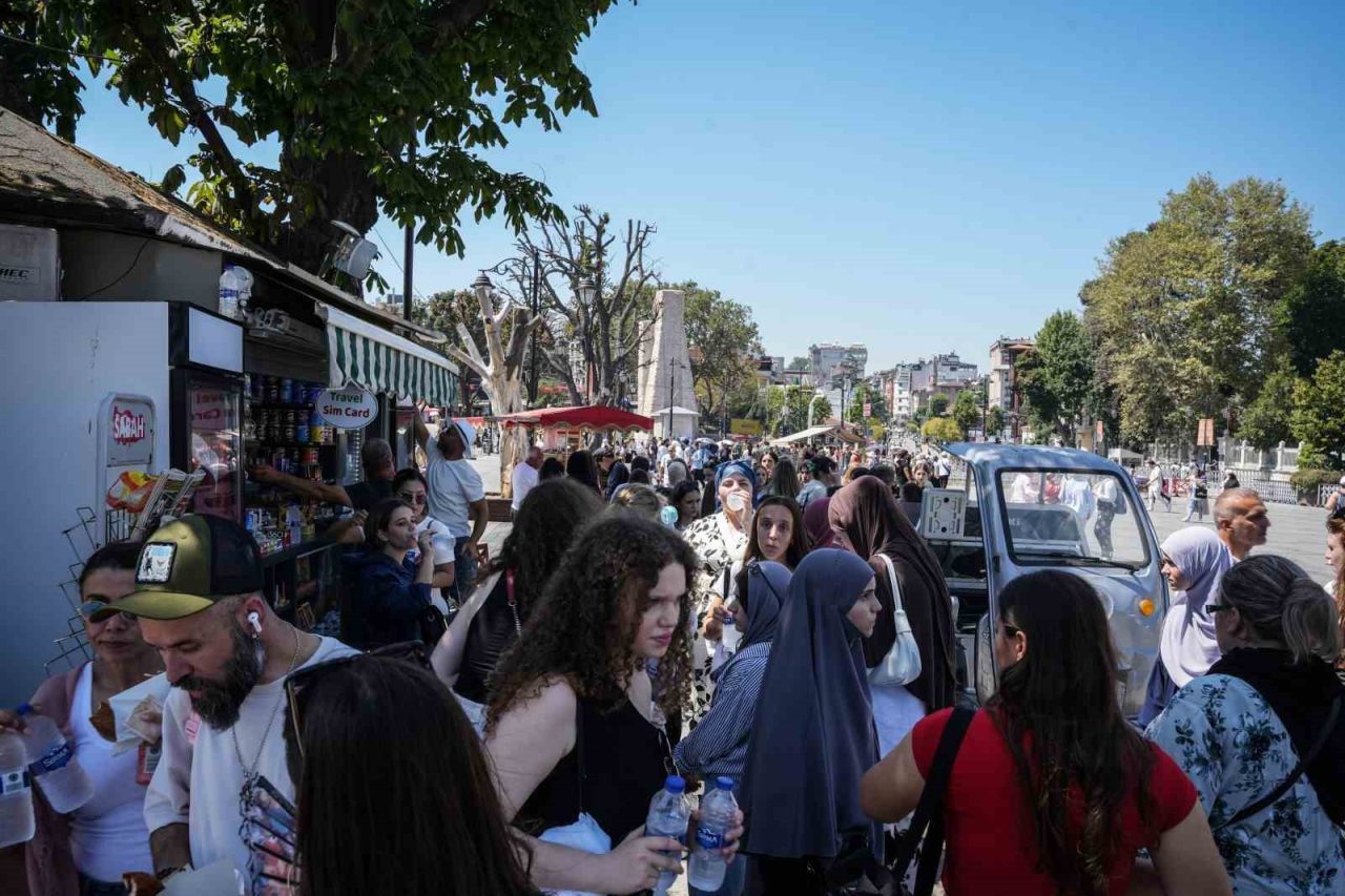 İstanbul’da etkisini artıran sıcak havalar, turistik bölgelerde su satışlarını artırdı.