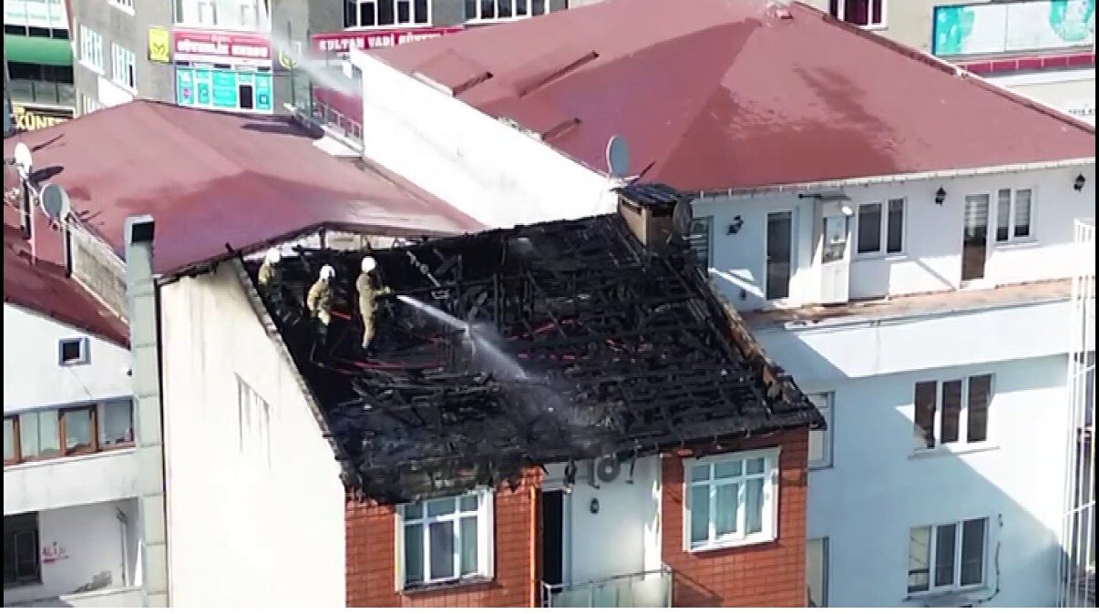 Sultanbeyli’de 5 katlı bir binanın çatı katında yangın çıktı. Kısa