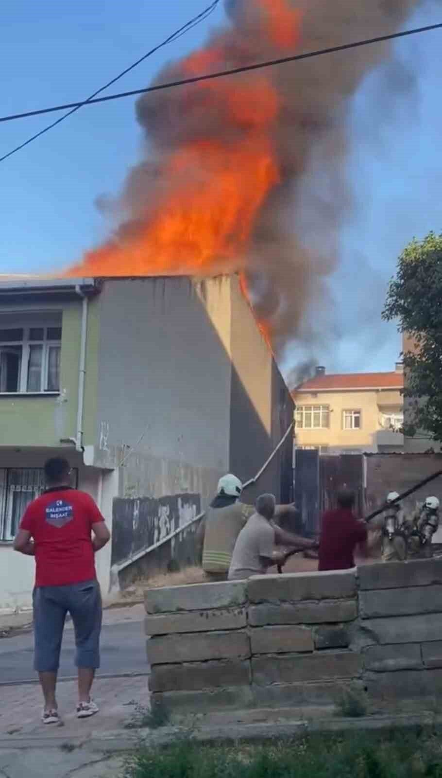 Sultanbeyli’de 2 katlı binanın çatısında çıkan yangın paniğe neden oldu.