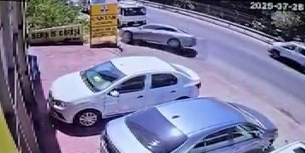 İstanbul’un Sultanbeyli ilçesinde kontrolden çıkan otomobil, yol kenarındaki ağaçlık alana