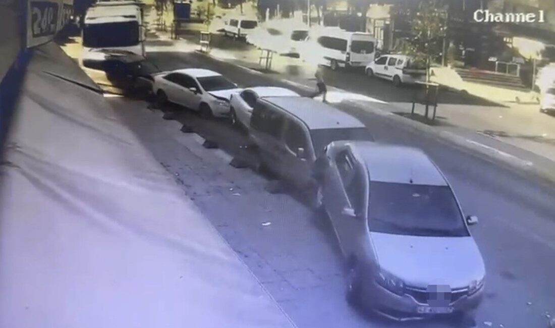 İstanbul’un Sultanbeyli ilçesinde tır ile taksinin karıştığı hasarlı kazada tutanak