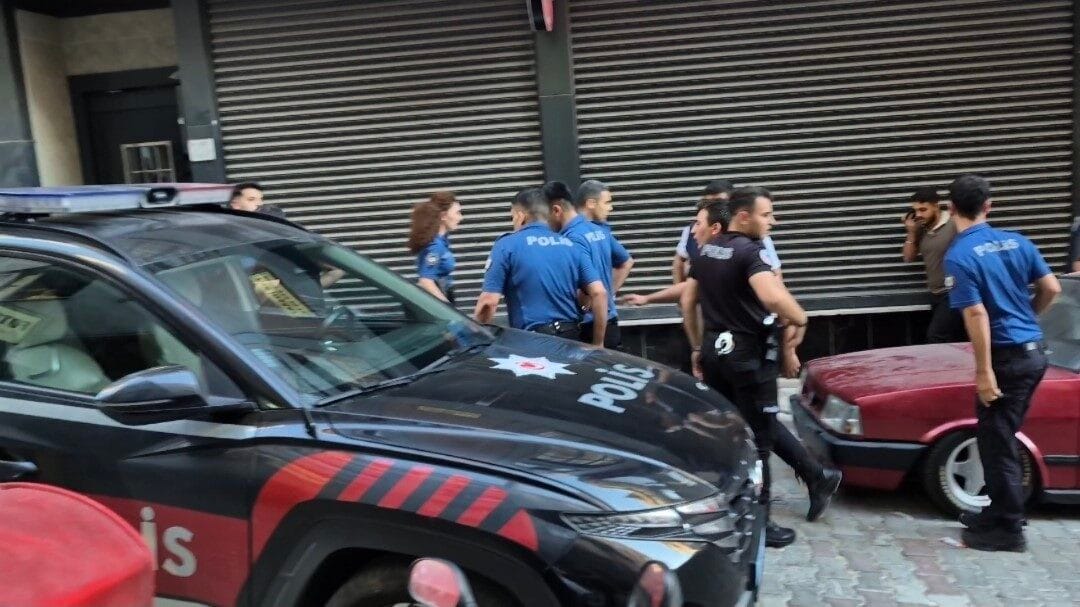 Sultangazi’de bir kişi, devriye görevi yapan polis ekibine bıçaklı saldırıda