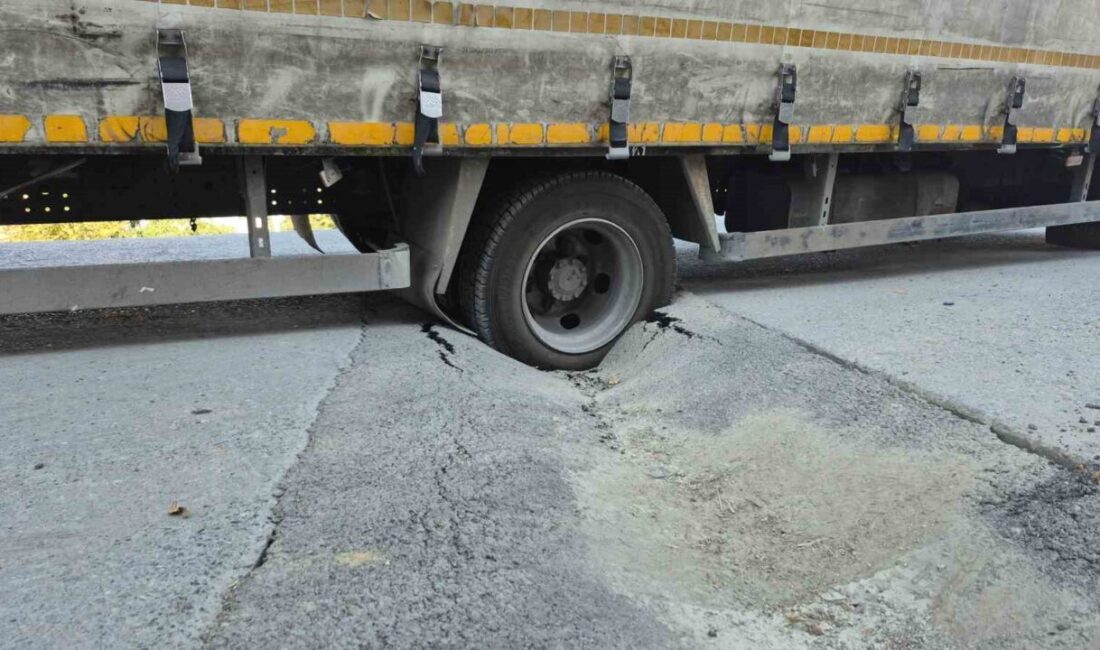 Sultangazi’de malzeme taşınan kamyonet, İstanbul Su ve Kanalizasyon İdaresi (İSKİ)