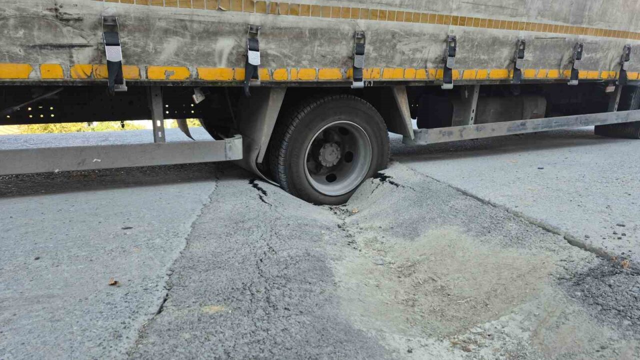 Sultangazi’de malzeme taşınan kamyonet, İstanbul Su ve Kanalizasyon İdaresi (İSKİ)