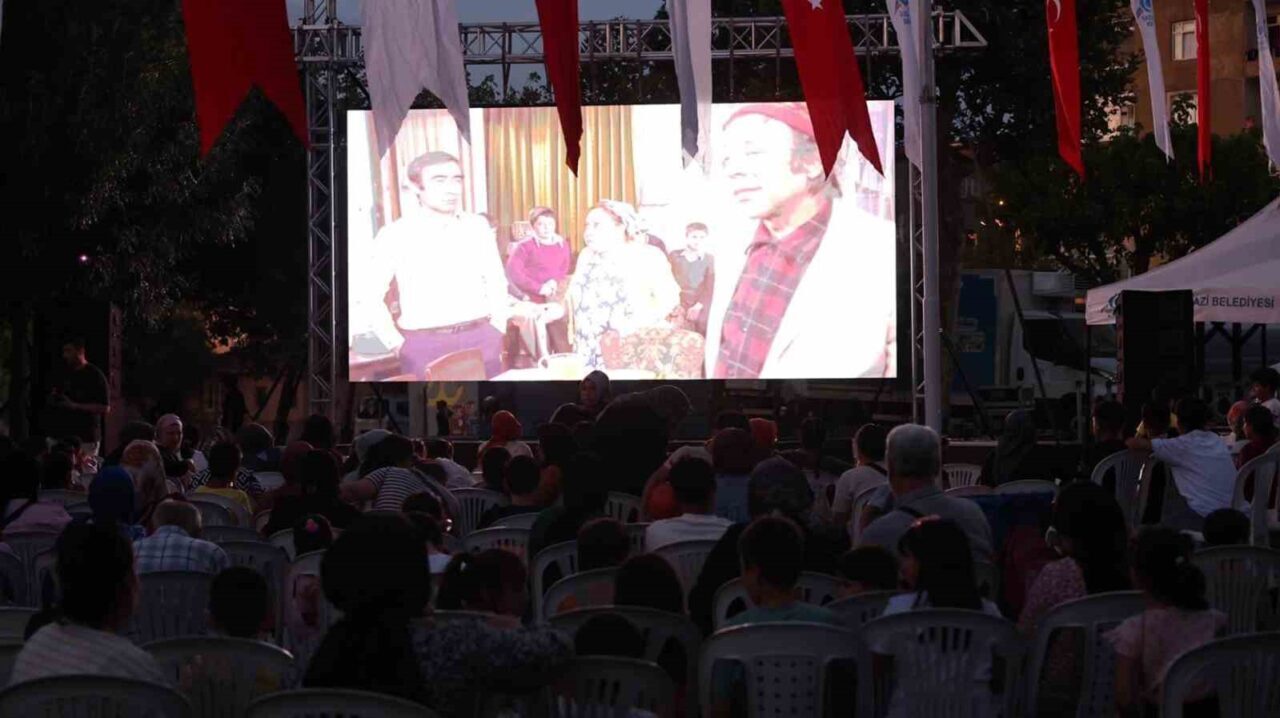 Sultangazi’de Yıldızlı Geceler etkinlikleri başladı. Her Cuma ve Cumartesi farklı