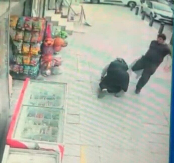 Sultangazi’de zihinsel engelli olduğu ileri sürülen şahıs, sokakta annesine taşla