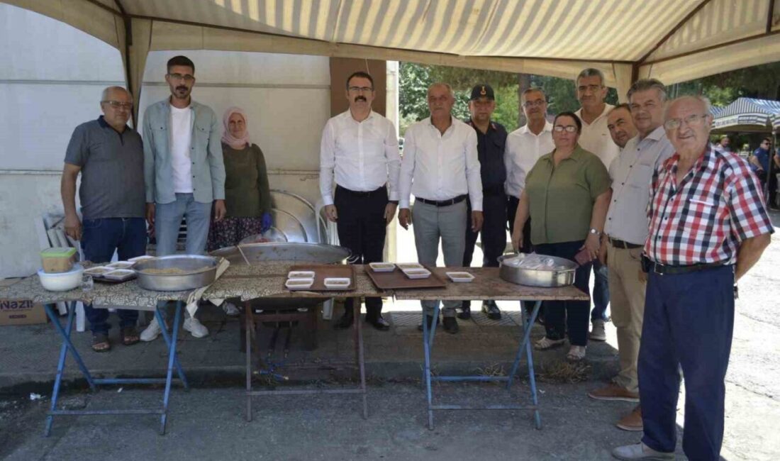 Aydın’ın Sultanhisar ilçesinde Kaymakamlık tarafından düzenlenen aşure hayrında protokol üyeleri