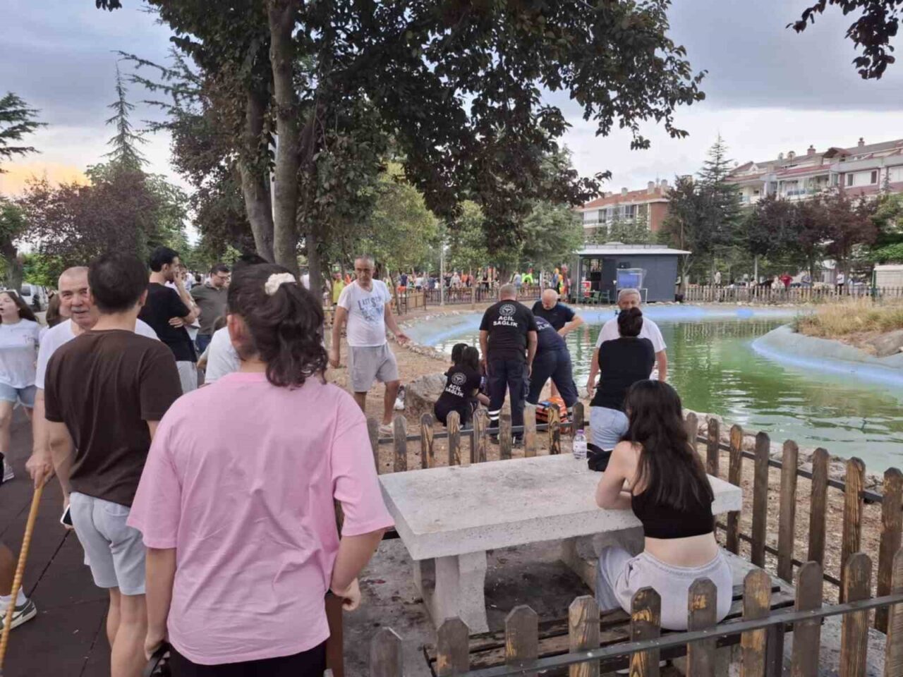 Edirne’de 5 yaşındaki otizimli çocuk, parktaki gölette boğulma tehlikesi geçirdi.