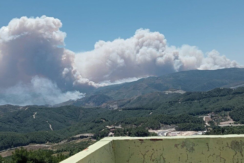 Suriye sınırı hattında devam eden orman yangınının, Hatay’a sıçramaması için
