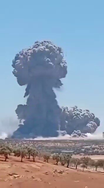 Suriye’nin İdlib kentinde mühimmat deposunda yaşanan patlama Hatay’dan hissedilirken yükselen