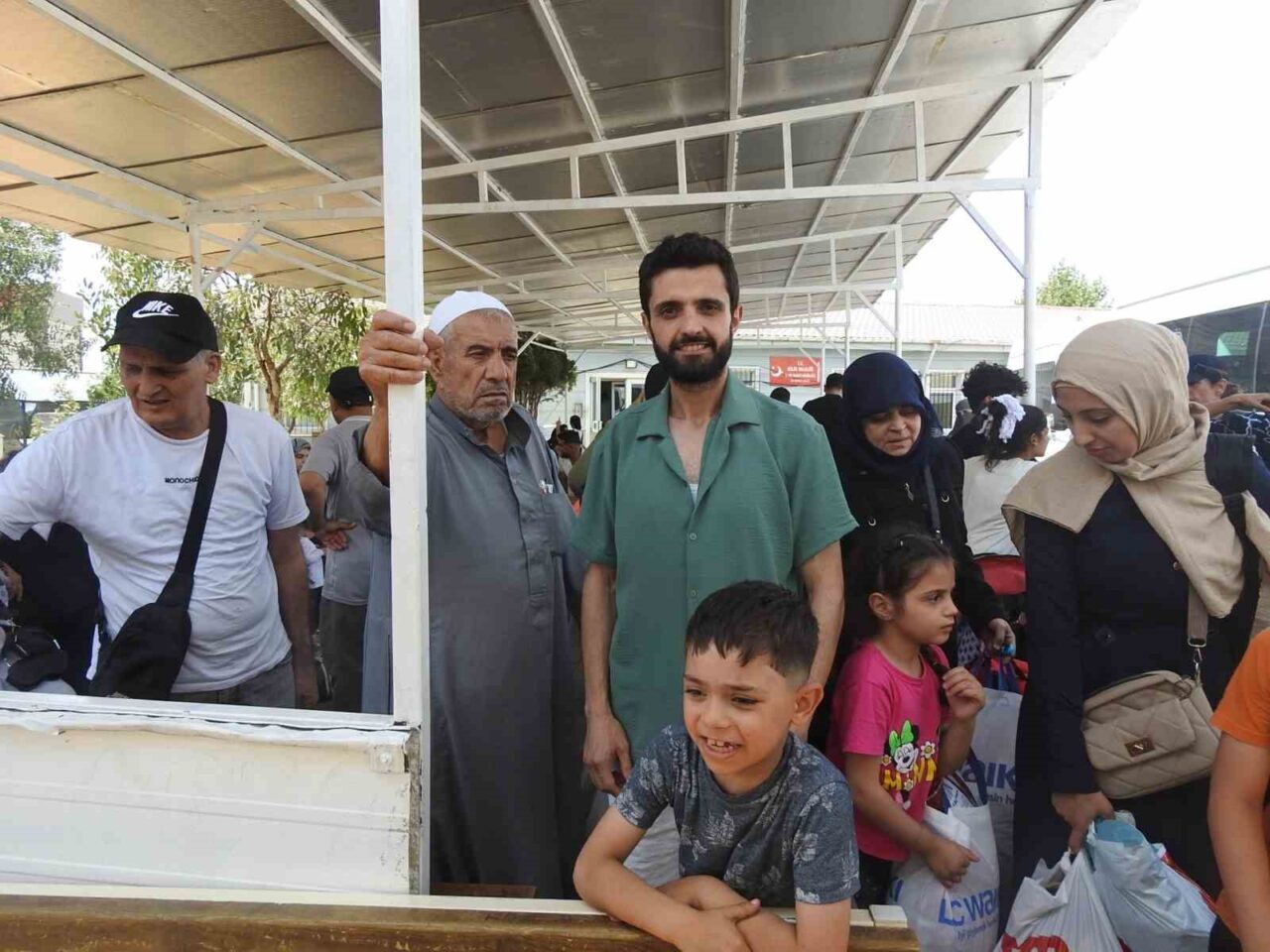 Esad rejiminin sona ermesinin ardından Kilis Öncüpınar Sınır Kapısı’nda Suriyeli
