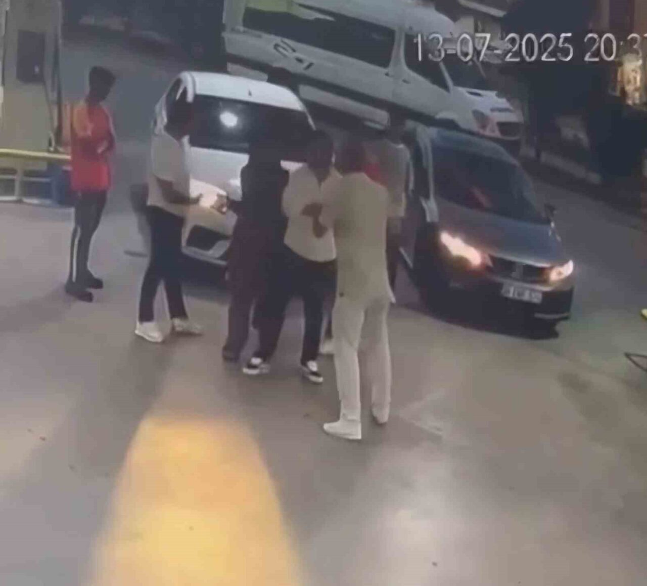 Bartın’da sürücülerin şerit ihlali kavgasında 1 kişi yaralandı. Kavga anı