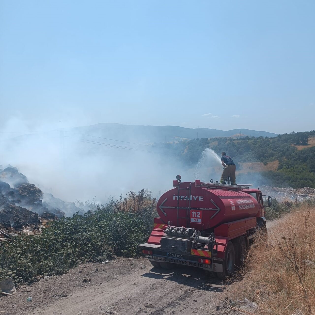 Balıkesir’in Susurluk ilçesinde bulunan çöplük alanda çıkan yangına ekipler tarafından
