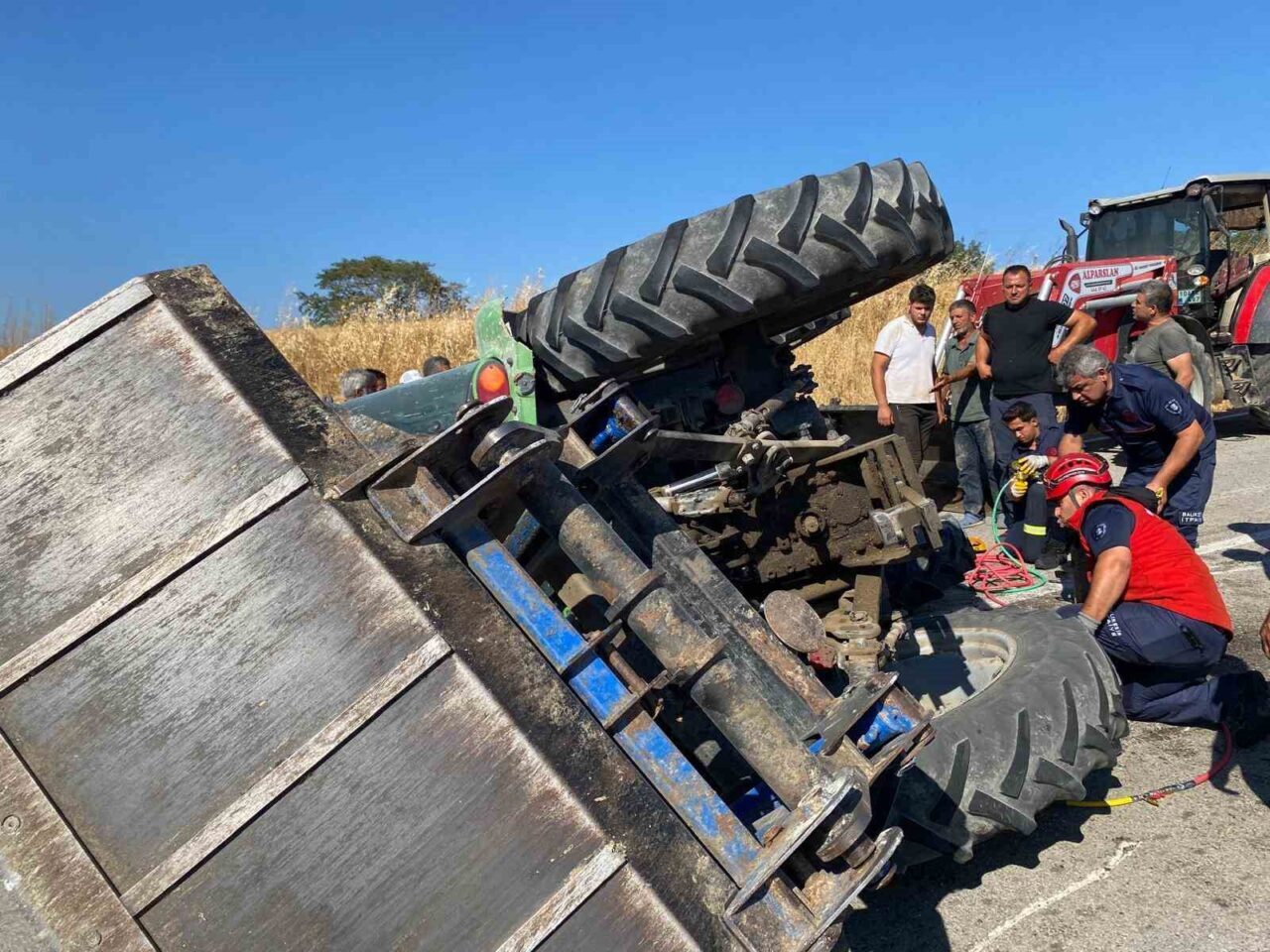 Balıkesir’in Susurluk ilçesi Söğütçayır Mahallesi yolunda meydana gelen traktör kazasında