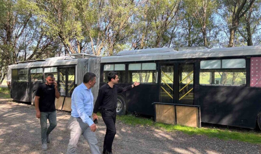 Susuz Kaymakamı Muhammed Emin Tutal, beraberindeki Belediye Başkanı Oğuz Yantemur