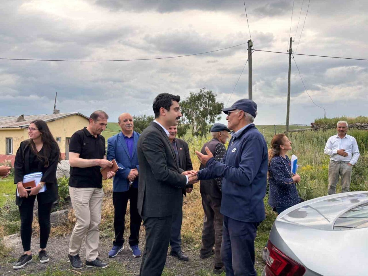 Susuz Kaymakamı Muhammed Emin Tutal, makamda oturmuyor, makamında oturmayan kaymakam