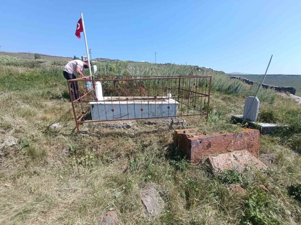 Susuz Kaymakamı Muhammet Emin Tutal, ilçedeki şehit mezarlıklarının bakım ve