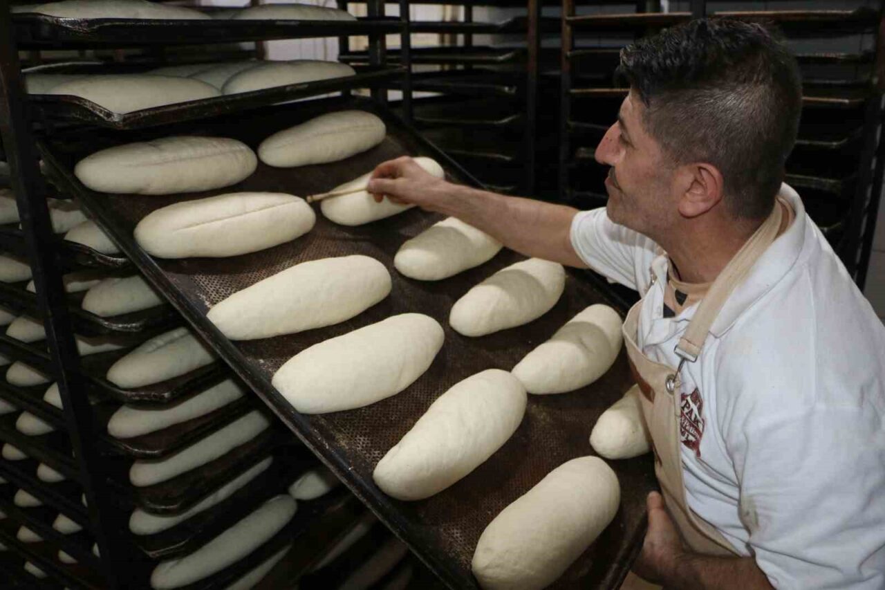 Hava sıcaklıklarının 45 derecenin üzerinde olduğu Diyarbakır’da fırın ustaları, 250