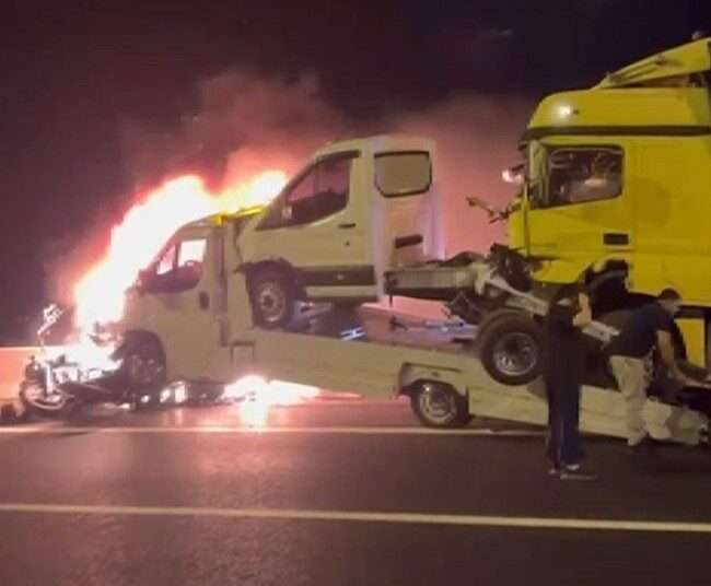 Tarsus-Adana-Gaziantep (TAG) Otoyolu Nurdağı kesiminde sağ şeritte bekleyen motosiklet ve