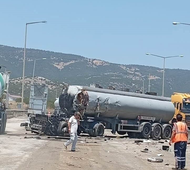 Tarsus-Adana-Gaziantep Otoyolu Nurdağı kesiminde boş yakıt tankeri ile karpuz yüklü