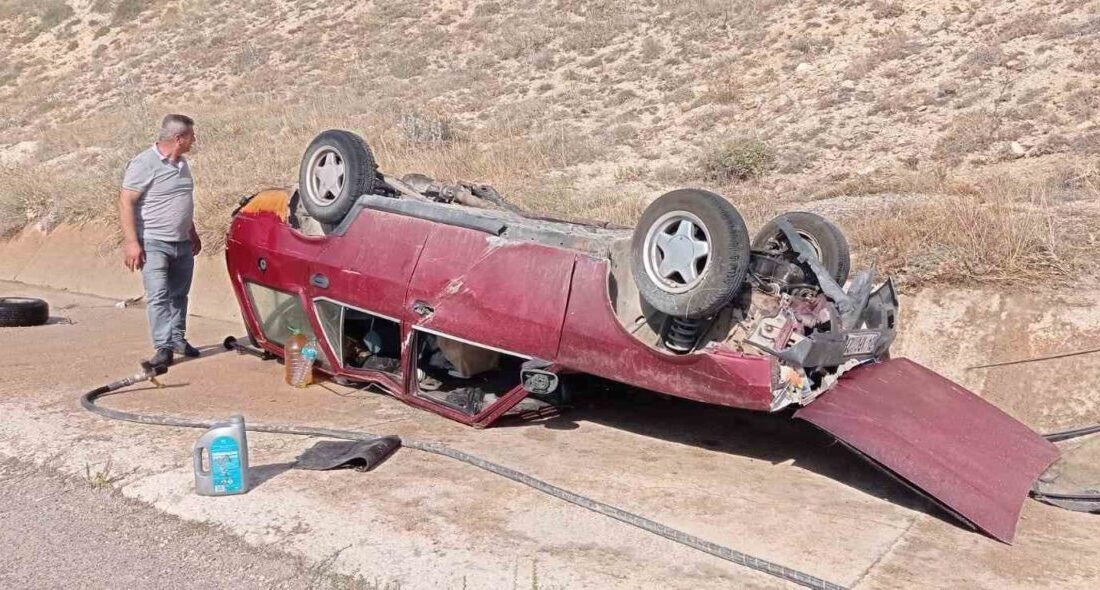 Sivas’ta direksiyon hakimiyetini kaybeden otomobil takla attı. Araçta bulunan 5