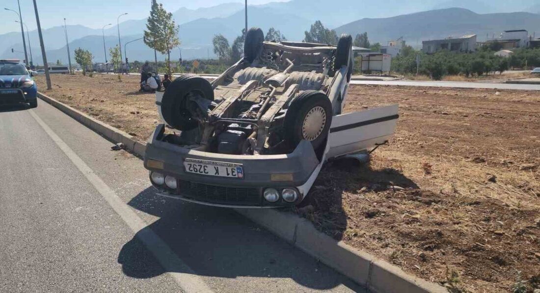 Hatay’ın Hassa ilçesinde tırla çarpışarak, takla atan ve ters dönen
