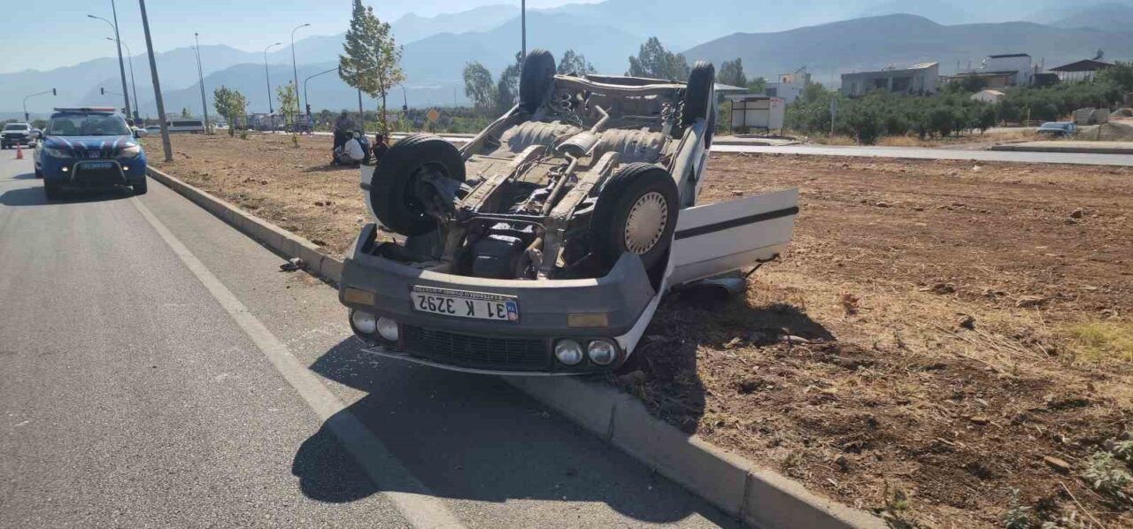 Hatay’ın Hassa ilçesinde tırla çarpışarak, takla atan ve ters dönen