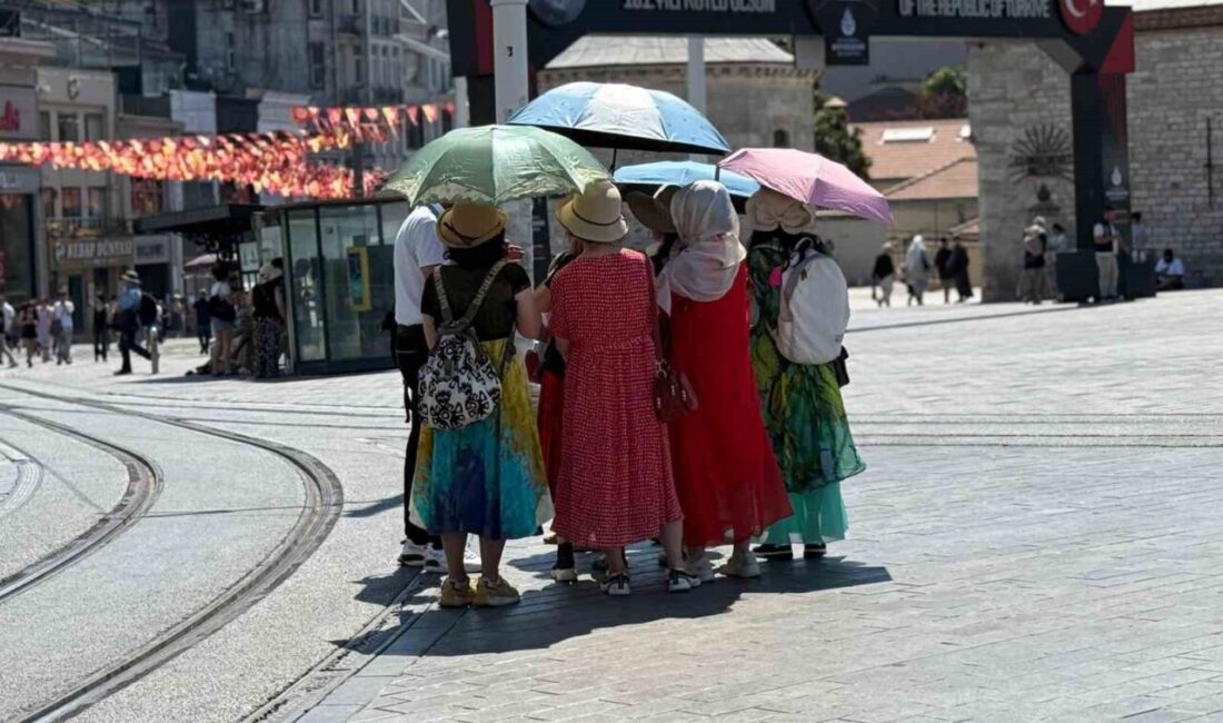 İstanbul’da etkili olan sıcak hava, vatandaşları bunalttı. Taksim Meydanı’nda kimisi