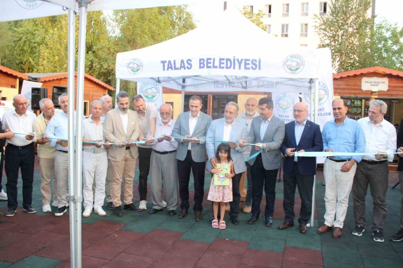 Talas Belediyesi tarafından yaptırılan Sahaflar Çarşısı törenle hizmete açıldı. Talas