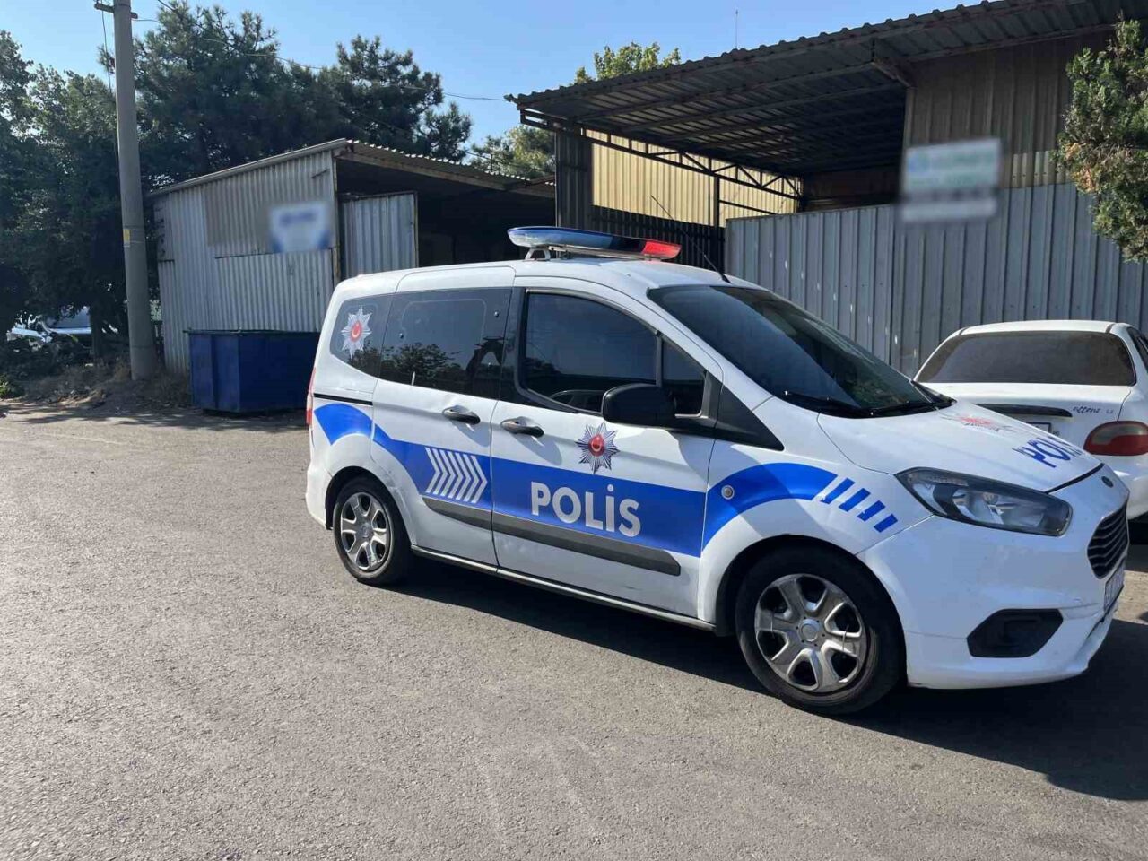 Tekirdağ Çorlu’da klima tamiri için çıktığı çatıdan dengesini kaybedip beton