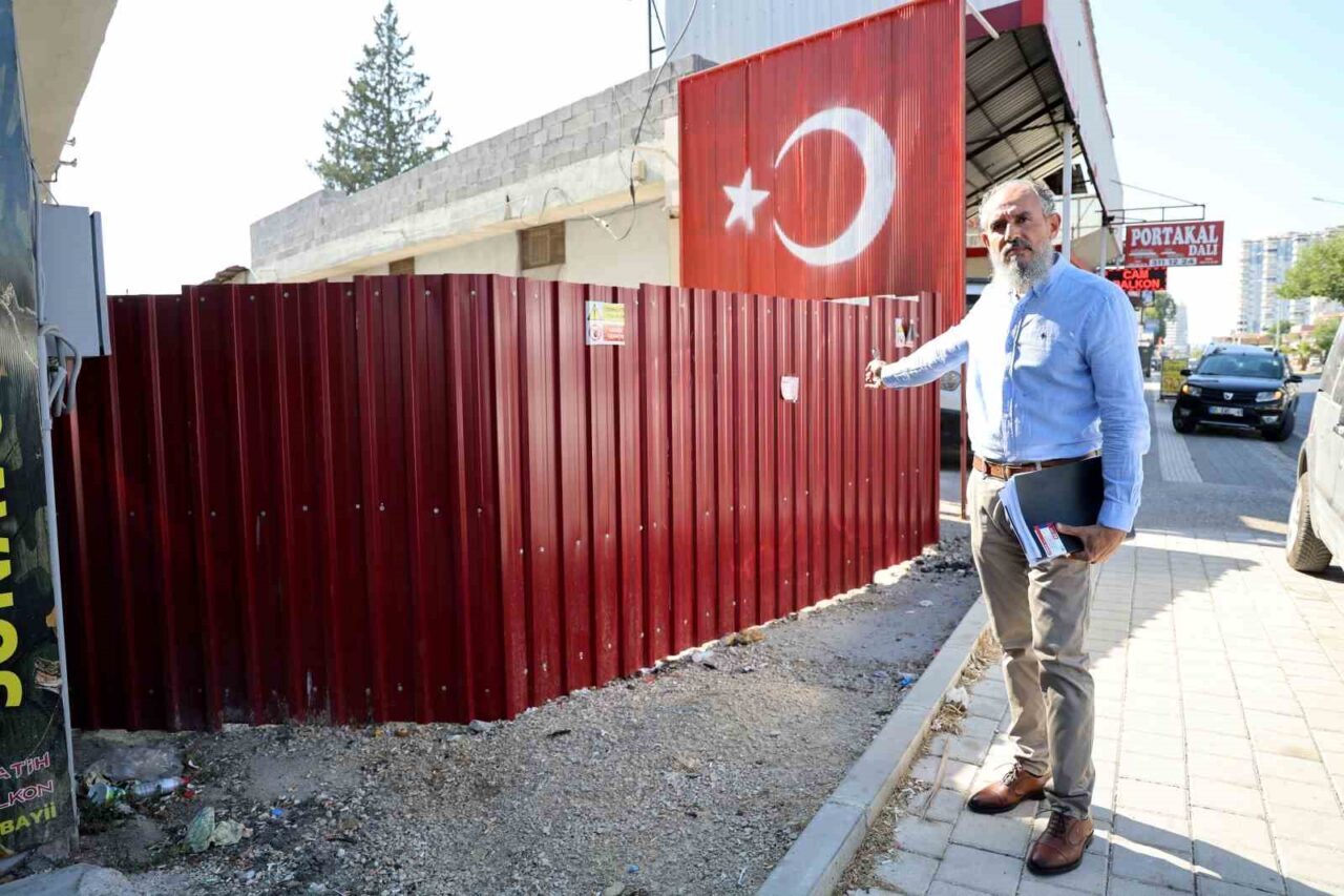 Adana’da yaşayan Mehmet Kındık, sokağın tapulu arazisi olduğunu iddia ederek