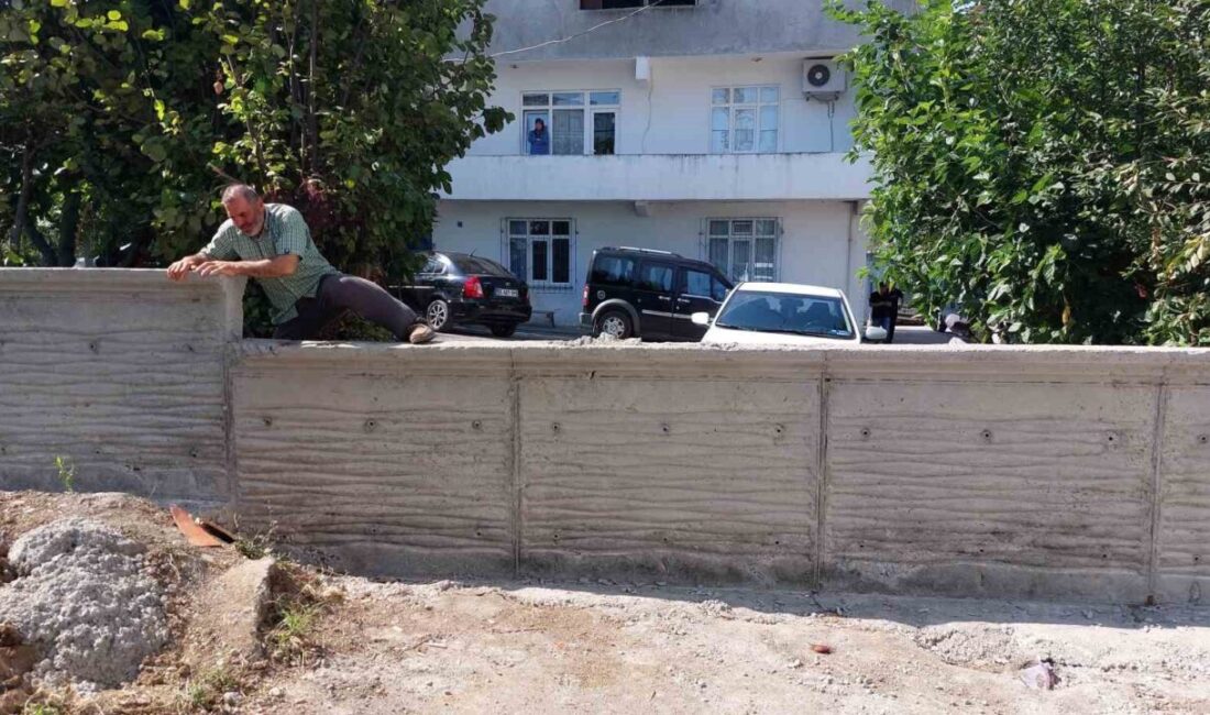 Samsun’da bir vatandaşın tapulu arsasından geçtiğini öne sürdüğü mahalle yolunu