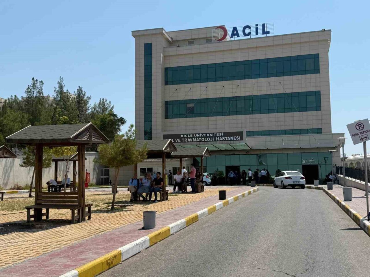 Eski Bismil yolunda tarım işçilerini taşıyan minibüsün şarampole yuvarlandığı kazada